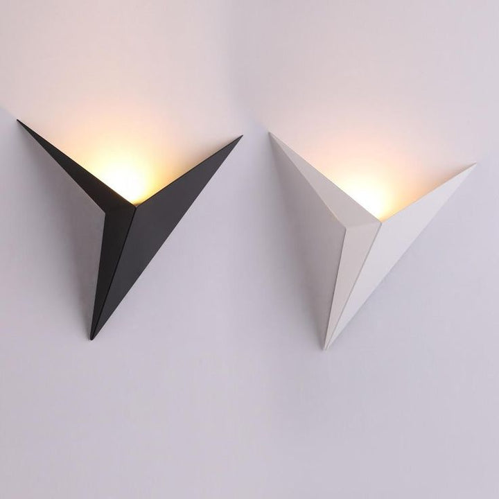 Schwarze und weiße dreieckige Wandleuchten, modernes Design, indirekte Beleuchtung.