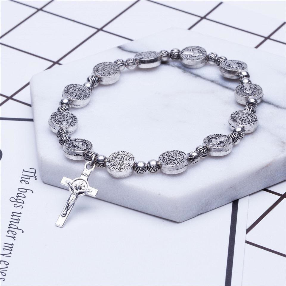 Silbernes Armband mit Kreuzanhänger, Benediktusmedaille, religiöser Schmuck, Geschenkidee.