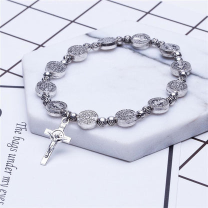 Silbernes Armband mit Kreuzanhänger, Benediktusmedaille, religiöser Schmuck, Geschenkidee.
