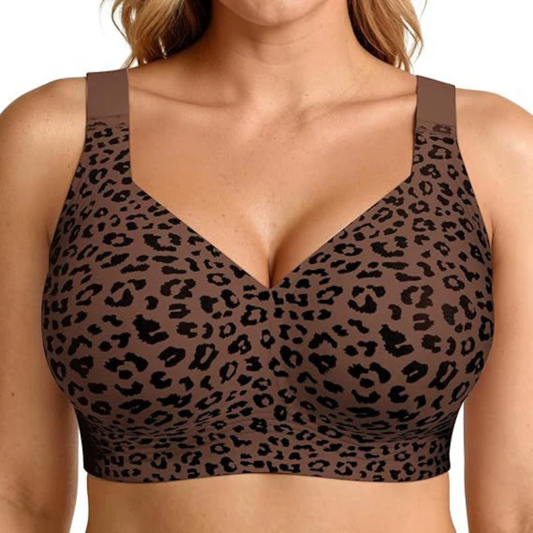 Hnědá podprsenka s černým leopardím vzorem na modelce, přední pohled s véčkovým výstřihem 10