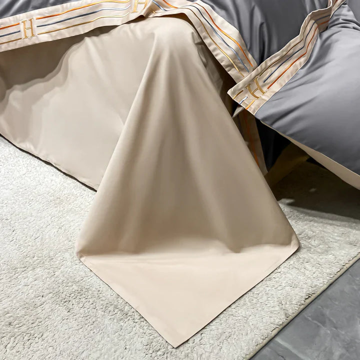 Luxuriöse beige Bettdecke aus Baumwolle, gestreifte Kissenbezüge, elegantes Schlafzimmerdekor.