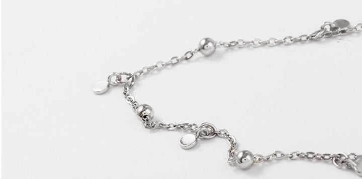 Silberne Halskette mit Kugelanhängern, elegantes Design, Schmuck für Damen.