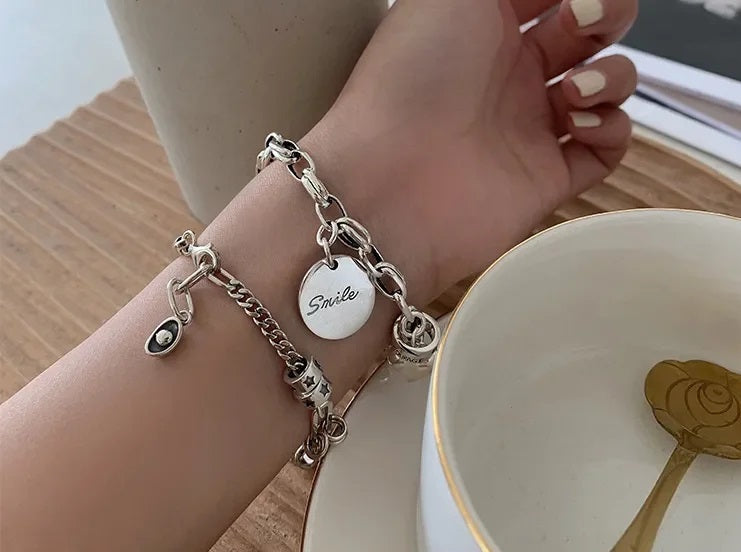 Silberarmband mit "Smile"-Anhänger, Damenmode, Schmuck, elegantes Design, Geschenkidee.