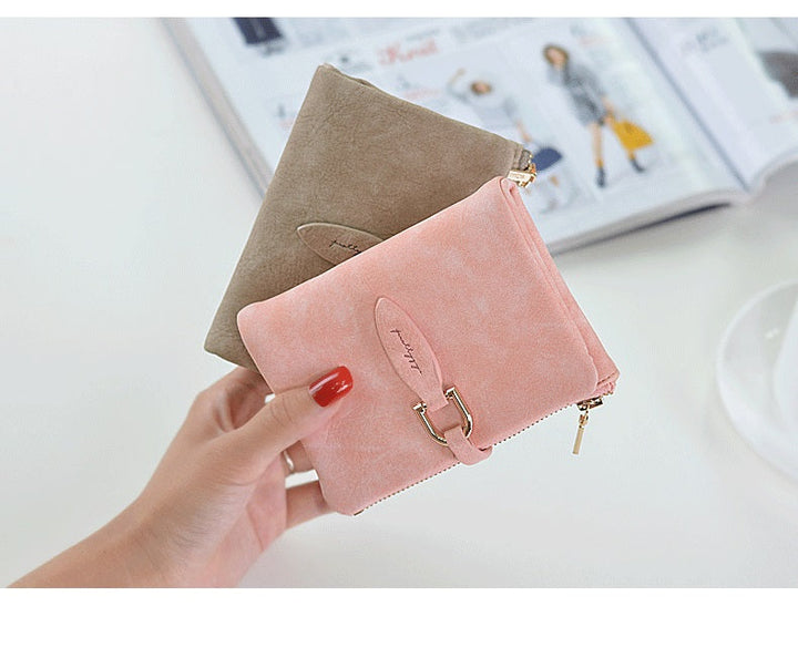 Damen-Geldbörse aus rosa Wildleder, kompakt, mit Reißverschluss und Schnalle, elegant und modisch.