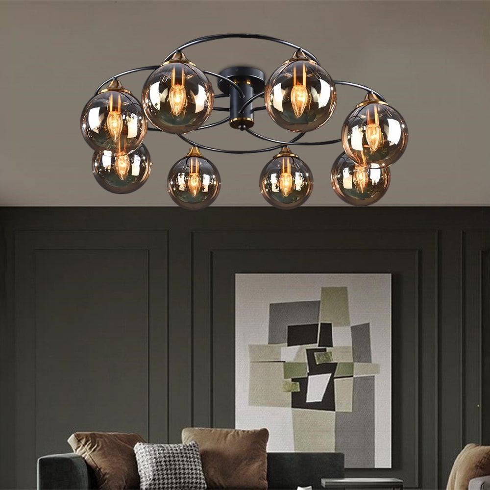Moderne schwarze Deckenleuchte mit acht Glaskugeln im Wohnzimmer, stilvolle Beleuchtung.