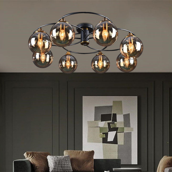 Moderne schwarze Deckenleuchte mit acht Glaskugeln im Wohnzimmer, stilvolle Beleuchtung.