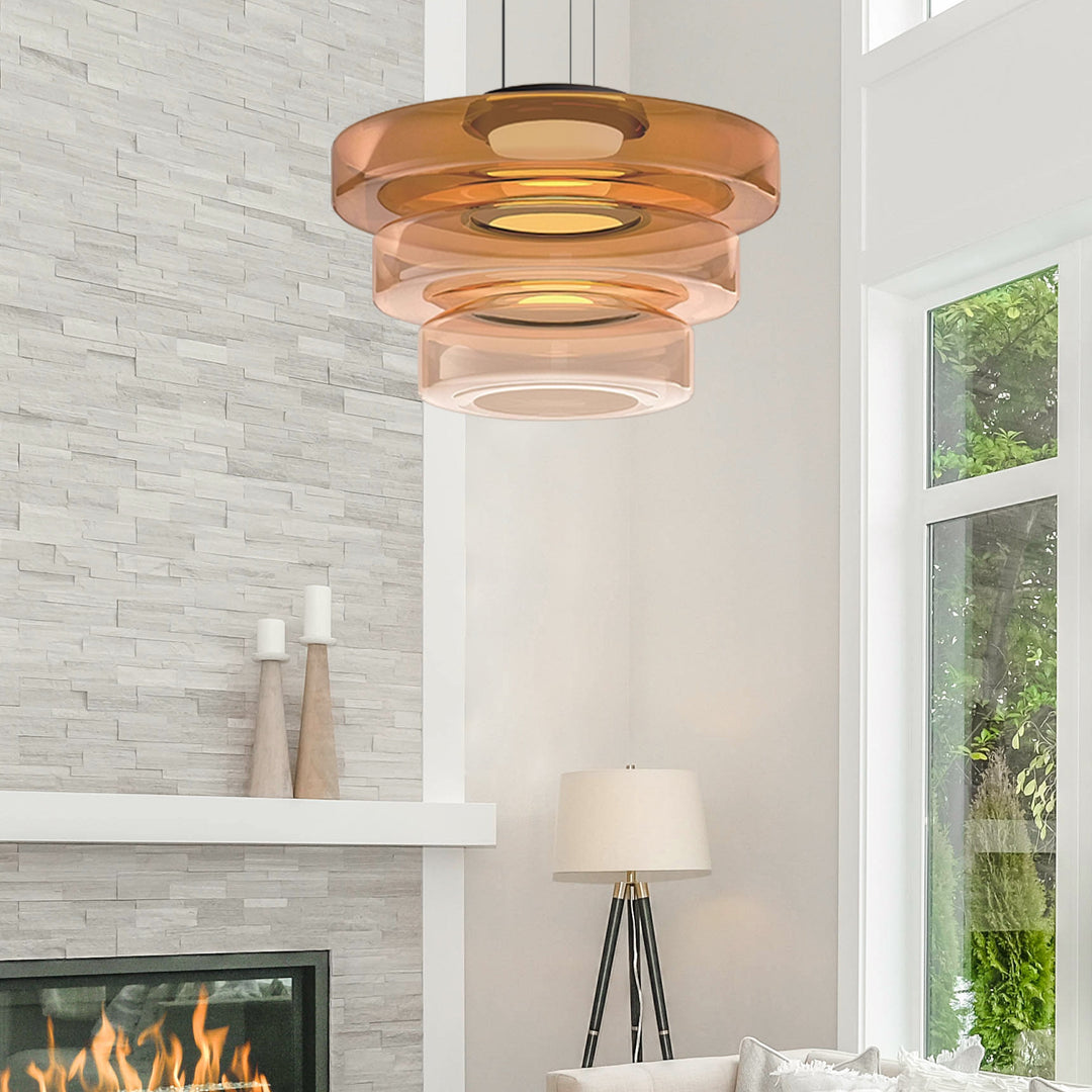 Moderne Pendelleuchte aus Glas in Wohnzimmer, dreifach gestapelt, warmes Licht, zeitgenössisches Design.
