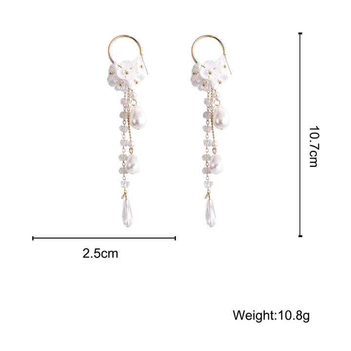 Goldene Ohrringe mit weißen Perlen und Kristallen, 10,7 cm lang, elegantes Schmuckdesign.