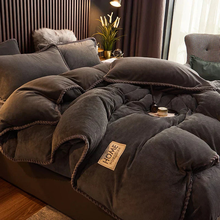 Graue Bettdecke aus Samt, luxuriös, weich, gemütlich, Schlafzimmer, Dekoration, Komfort.