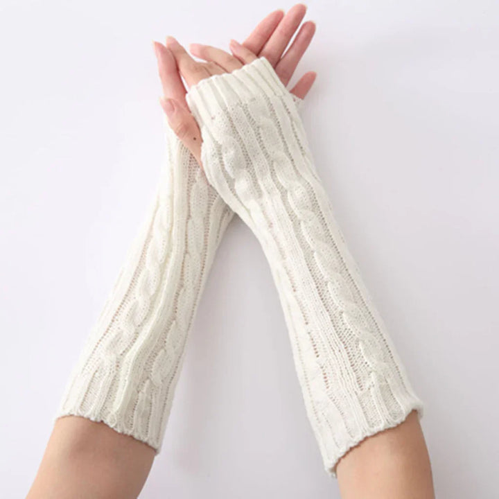 Weiße gestrickte Armstulpen, Zopfmuster, Damenmode, Winteraccessoire, warm und stilvoll.