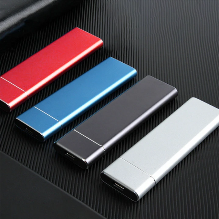 Vier USB-Sticks in Rot, Blau, Schwarz und Silber auf schwarzem Hintergrund.