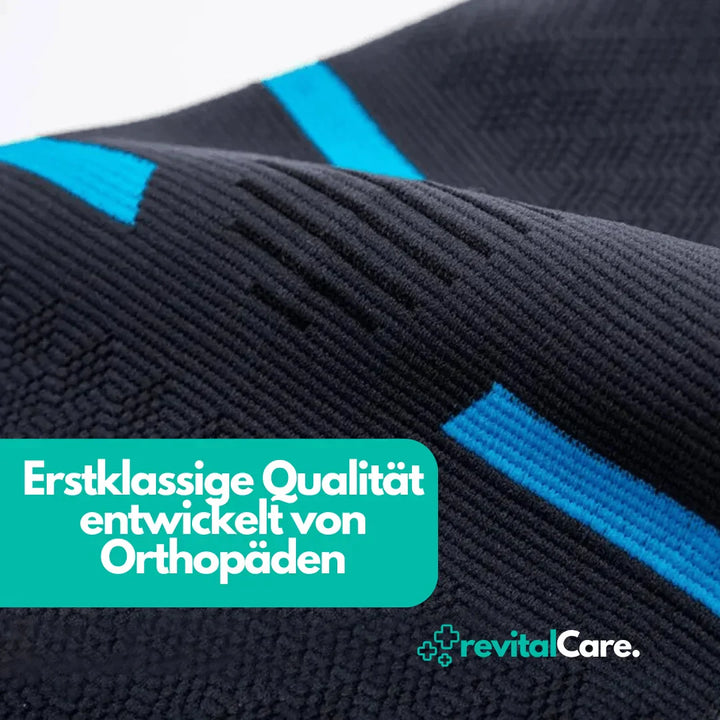 Schwarze Kompressionsstrümpfe mit blauen Streifen, orthopädisch entwickelt, hochwertige Qualität.