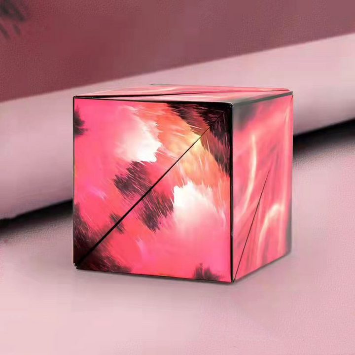 Rosa Geschenkbox mit abstraktem Muster, quadratisch, dekorativ, für besondere Anlässe.
