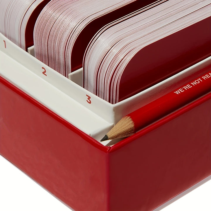 Rote Box mit nummerierten Kartenfächern und rotem Bleistift, ideal für Organisation.