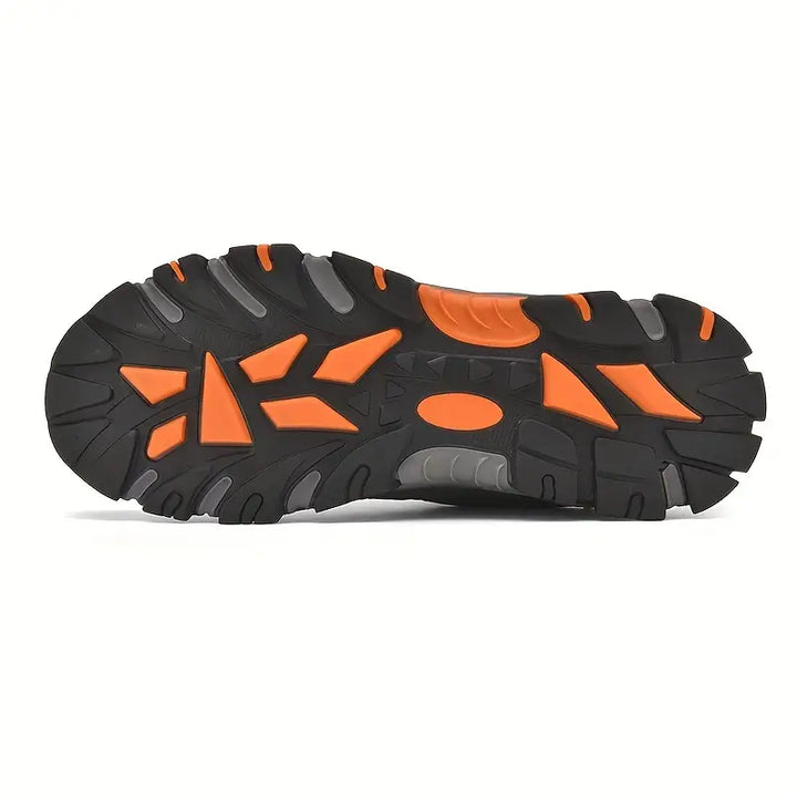 Schwarze und orangefarbene rutschfeste Gummisohle für Wanderschuhe, robustes Profil.