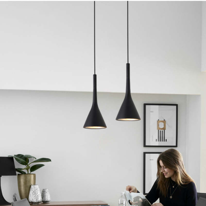 Zwei schwarze Pendelleuchten, modernes Design, Esszimmer, minimalistisch, Inneneinrichtung.