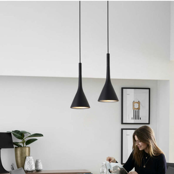 Zwei schwarze Pendelleuchten, modernes Design, Esszimmer, minimalistisch, Inneneinrichtung.