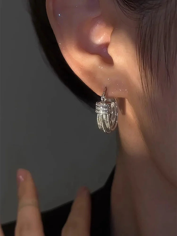 Silberne Creolen Ohrringe mit Strasssteinen, eleganter Schmuck für Damen, modisches Accessoire.