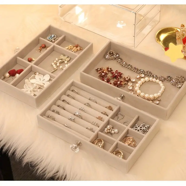 Beige Schmuck-Organizer aus Samt mit Fächern, ideal zur Aufbewahrung von Ohrringen und Armbändern.