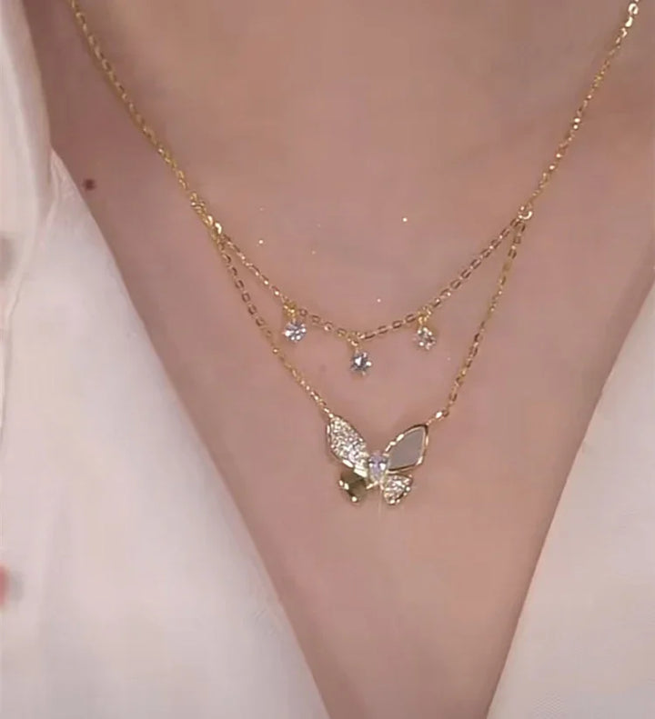 Goldene Schmetterlingskette mit Strasssteinen, Damenmode, eleganter Schmuck, Halskette.