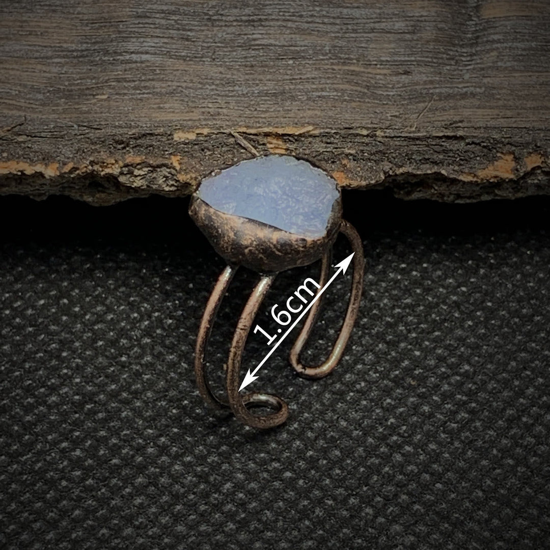 Antiker Kupferring mit blauem Stein, handgefertigt, rustikales Design, 1,6 cm Durchmesser.