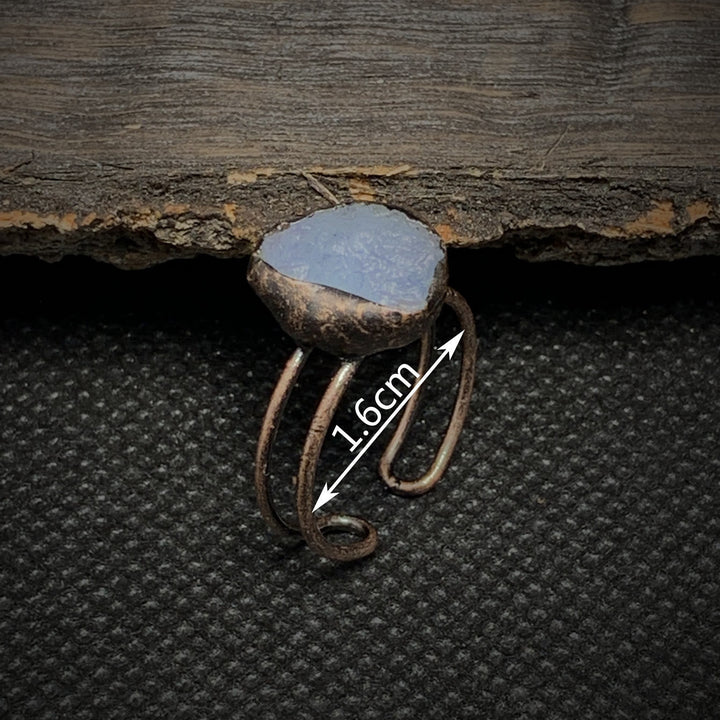 Antiker Kupferring mit blauem Stein, handgefertigt, rustikales Design, 1,6 cm Durchmesser.