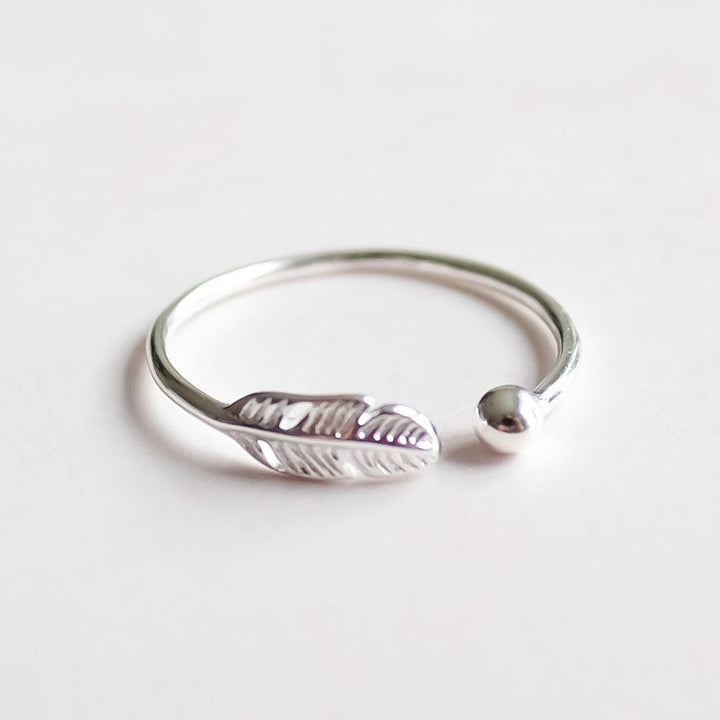 Silberner Ring mit Federdesign, verstellbar, minimalistischer Schmuck, modisch, Geschenkidee.