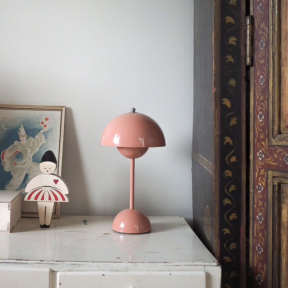 Rosa Tischlampe auf weißem Tisch, skandinavisches Design, Vintage-Dekor, Metall, Wohnzimmer.