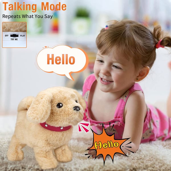 Kleines Mädchen mit sprechendem Plüschhund, interaktives Spielzeug, beige, rotes Halsband.
