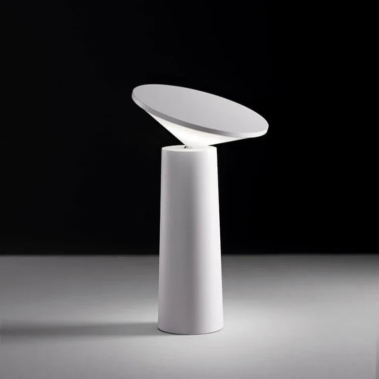 Moderne weiße Tischlampe, zylindrisch, minimalistisches Design, LED-Beleuchtung, Innenraum.