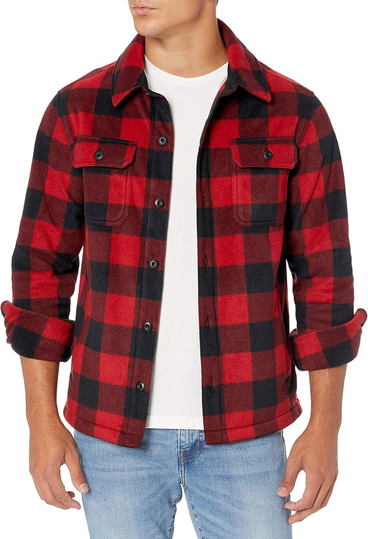 Mann in rot-schwarzer karierten Flanelljacke, Freizeitmode, Herbstbekleidung, Herrenmode.