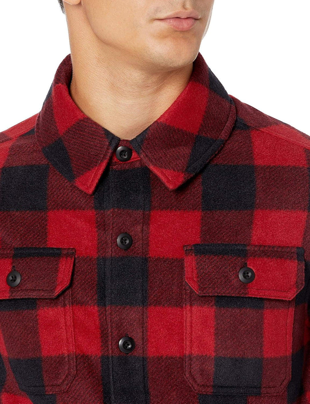 Rotes kariertes Flanellhemd für Herren mit Knopfleiste und Brusttaschen.