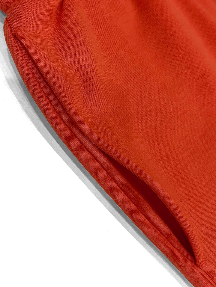 Roter Baumwollstoff, Nahaufnahme, weicher Textilstoff, ideal für Kleidung und Dekoration.
