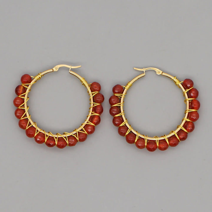 Goldene Creolen mit roten Perlen, handgefertigter Schmuck, elegantes Design, Ohrringe Damen.