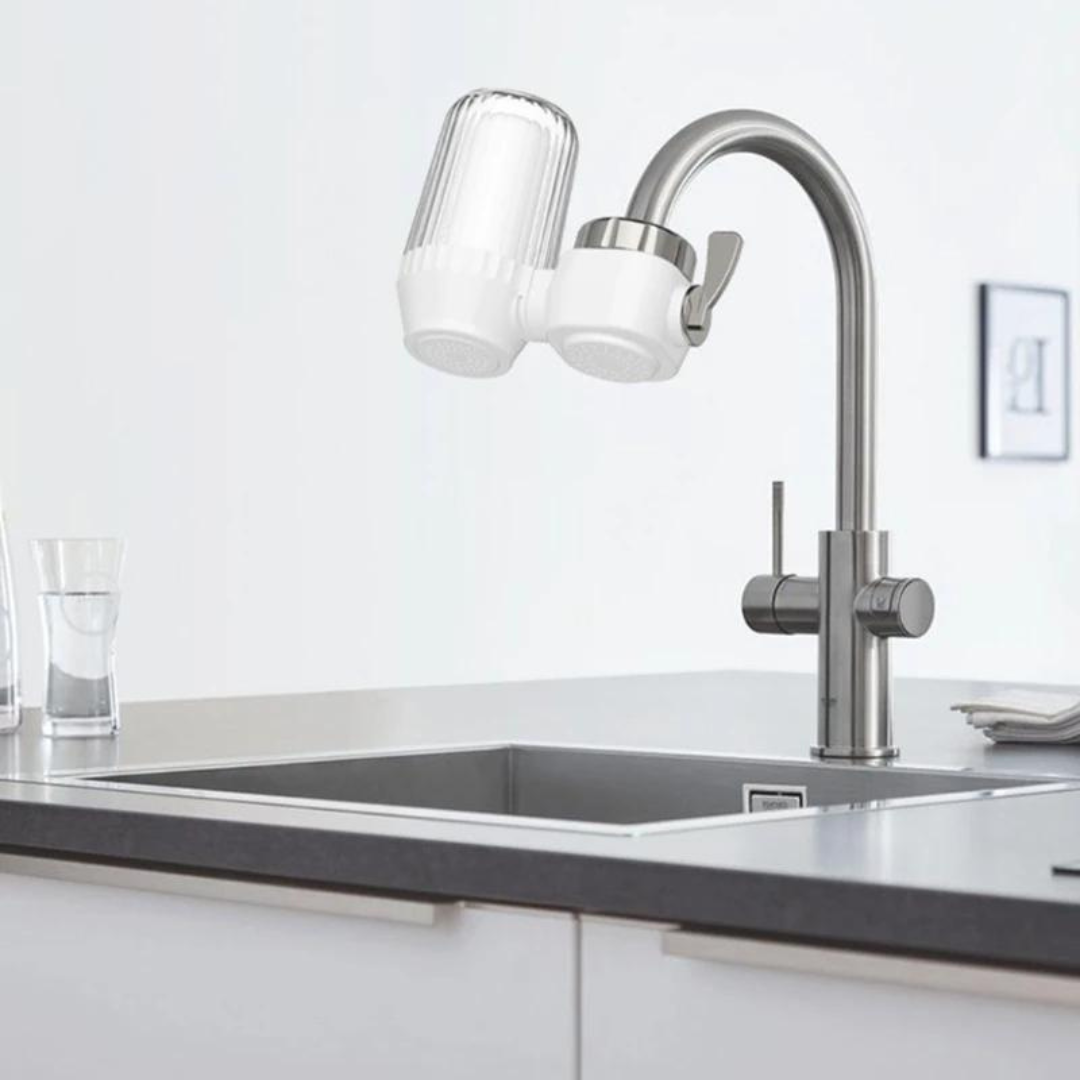 Moderne Küchenarmatur mit Wasserfilter, Edelstahl, gebürstet, Doppel-Auslauf, energiesparend.