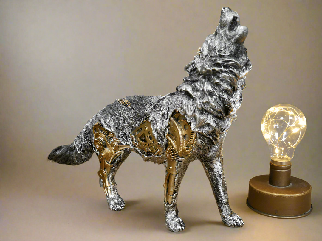 Metallischer Wolf mit Zahnrädern neben leuchtender Glühbirne, Steampunk-Dekoration.