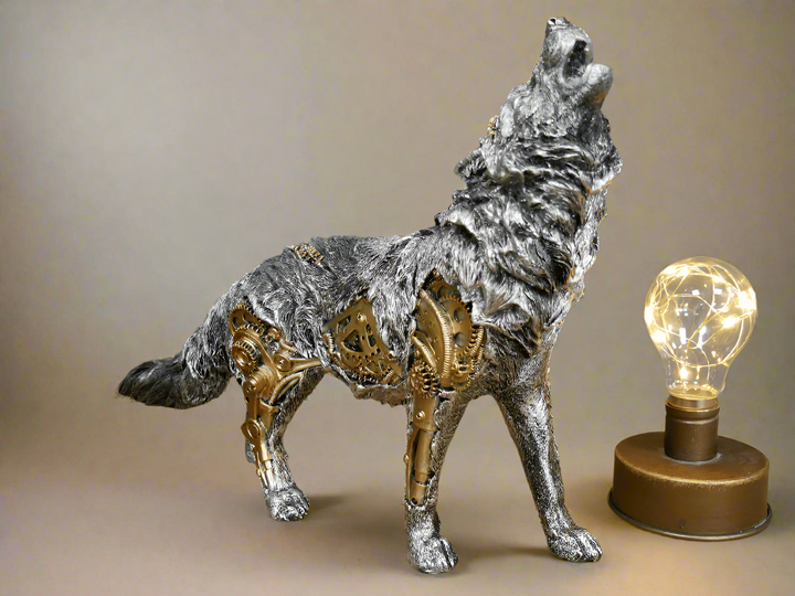Metallischer Wolf mit Zahnrädern neben leuchtender Glühbirne, Steampunk-Dekoration.