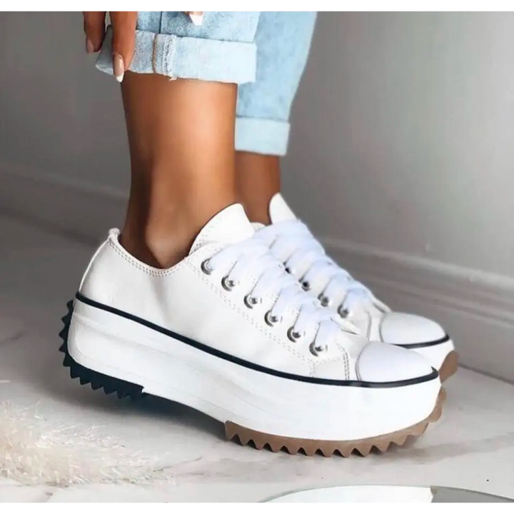 Weiße Plateau-Sneaker mit dicker Sohle, Damenmode, Freizeitschuhe, trendige Turnschuhe.