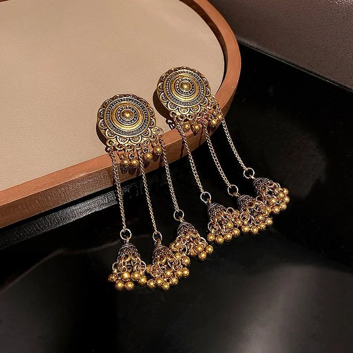 Antike goldene Ohrringe mit filigranen Anhängern, orientalisches Design, Schmuck für Damen.