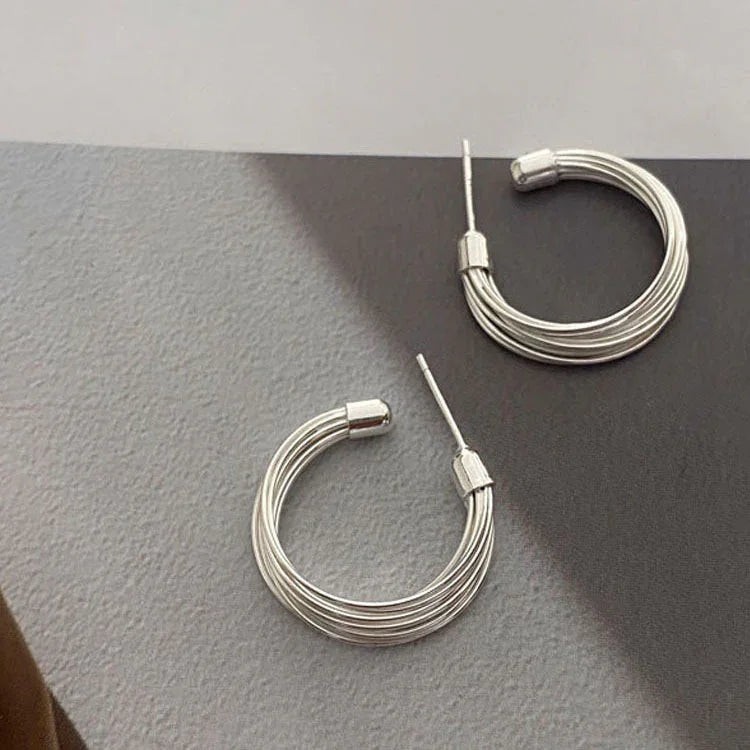 Silberne Creolen Ohrringe, mehrlagig, elegant, Schmuck für Damen, modisch, Accessoire.