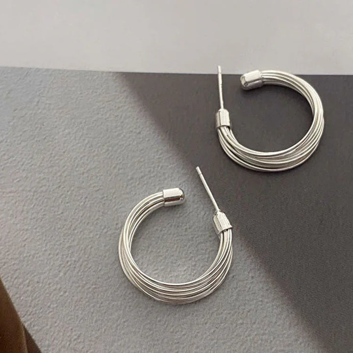 Silberne Creolen Ohrringe, mehrlagig, elegant, Schmuck für Damen, modisch, Accessoire.
