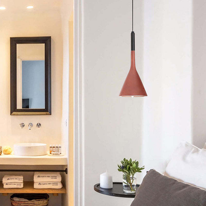 Rote Pendelleuchte im modernen Wohnzimmer, minimalistisch, skandinavisches Design, Inneneinrichtung.