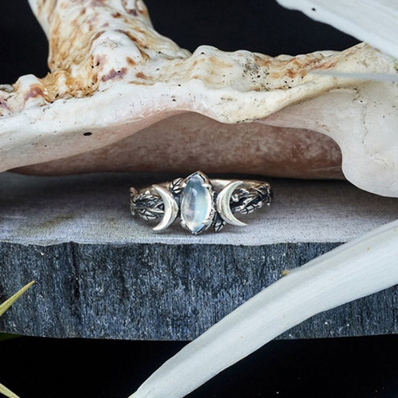 Silberring mit Mondstein, handgefertigt, Vintage-Design, Schmuck, Damenring, Boho-Stil.