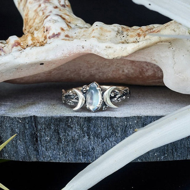 Silberring mit Mondstein, handgefertigt, Vintage-Design, Schmuck, Damenring, Boho-Stil.