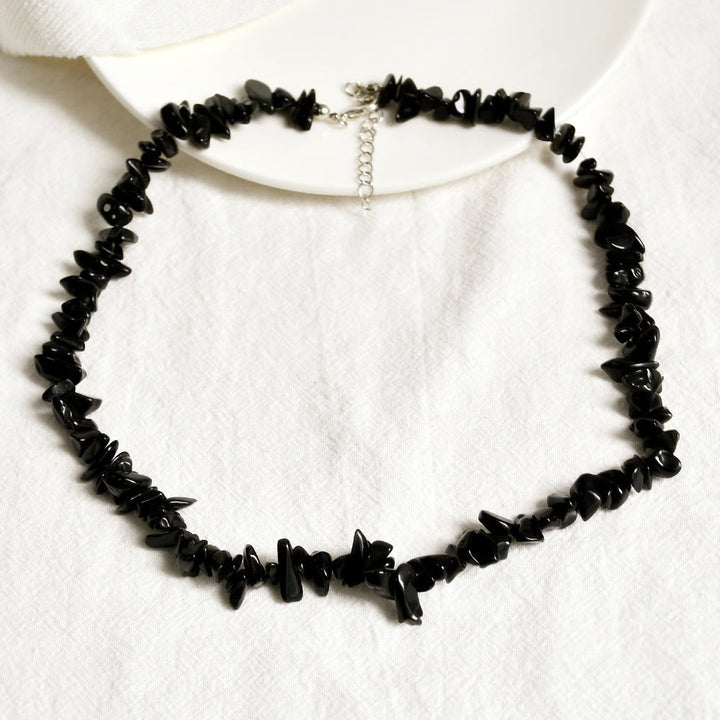 Schwarze Onyx-Halskette, unregelmäßige Steine, Damen-Schmuck, elegantes Design, Geschenkidee.