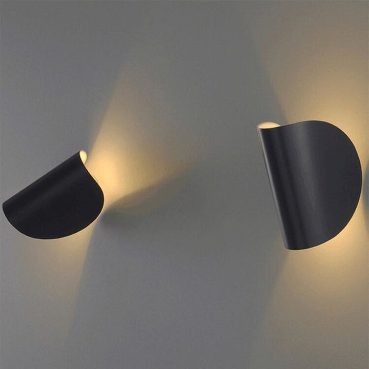 Moderne schwarze Wandleuchten, LED, gebogenes Design, indirekte Beleuchtung, Wohnzimmer.