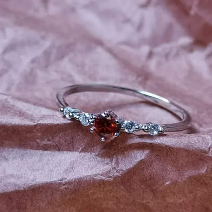 Silberring mit rotem Edelstein und Diamanten, eleganter Schmuck, Geschenkidee für Frauen.