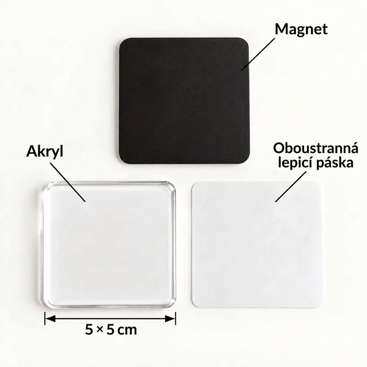 Tři součásti sady na bílém pozadí: černý magnet, čirý akrylový čtverec a oboustranná lepicí páska 8