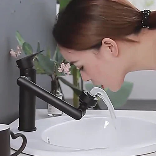 Frau trinkt Wasser aus schwarzem Wasserhahn im Badezimmer, modernes Design, Waschbecken.