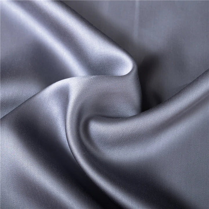 Grauer Seidensatin Stoff, glänzend, luxuriös, für elegante Mode und Heimtextilien.